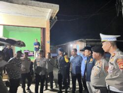 Tim Gabungan TNI Polri dan BPBD OKU Selatan Melakukan Pencarian Korban Banjir di Sindang Danau