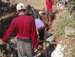 Tidak Kunjung Diperbaiki Jembatan Ambrol, Warga Dusun Kuripan Bangun Dengan Dana Swadaya.