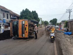 Truk Tronton Muatan Batu Bara Terguling di Jalinsum Gunung Katun