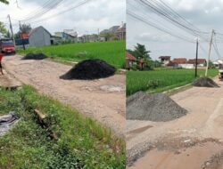Tidak Kunjung Diperbaiki Warga Suwadaya Perbaiki Jalan Bulak Sari Rusak Parah