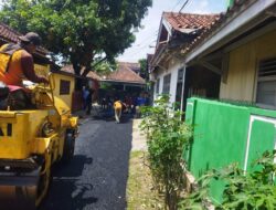 Pekerjaan Jalan di Kampung Karang Indah Panjang Selatan, Disinyalir Aspalnya Tipis dan Tanpa Papan Informasi 