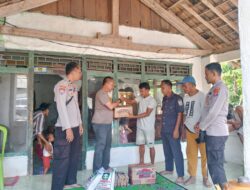 Kapolsek Rebang Tangkas Berikan Bantuan Kepada Korban Rumahnya Tersambar Petir