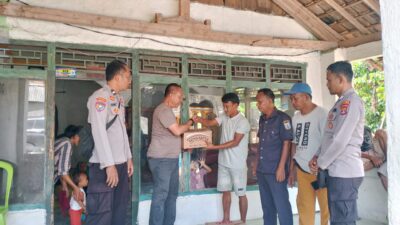 Kapolsek Rebang Tangkas Berikan Bantuan Kepada Korban Rumahnya Tersambar Petir