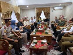 Derektur Perumda Tirta Raja Dampingi Bupati OKU Serahkan Bantuan Bencana Sumatera Barat