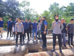 Kapolda Lampung Pantau Langsung Kapal Tongkang Diduga Muat Kayu Ilegal di Pesisir Barat