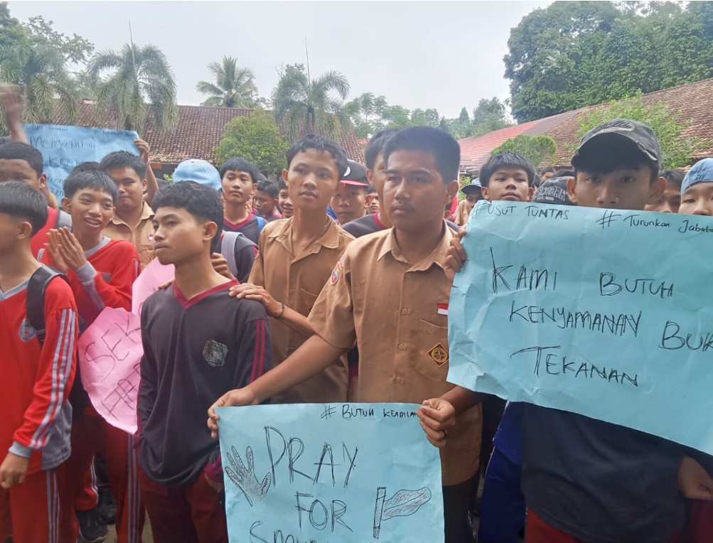 Ratusan Siswa SMKN 01 OKU Selatan Menggelar Aksi Demo Terkait Dugaan Pemotongan Dana PIP