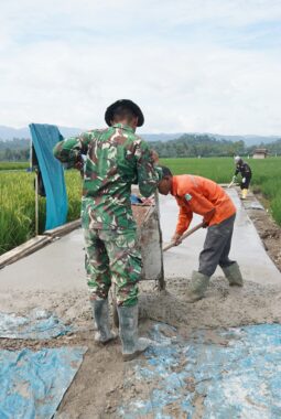 Progres Pembangunan Jalan Rabat Beton TMMD ke-127 Kodim 0421/LS Capai 54 Persen