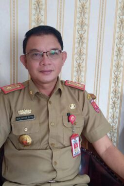 Kadis Kominfo Lambar Luruskan Isu Beredar Larangan Kendaraan Plat Luar Daerah Parkir di Lingkungan Pemda