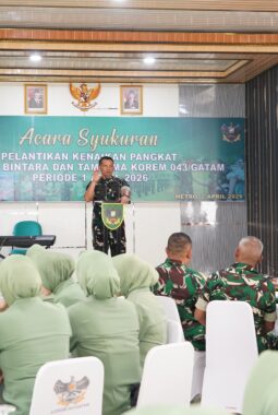 Danrem 043/Gatam Pimpinan Upacara Kenaikan Pangkat 25 Orang Prajurit 