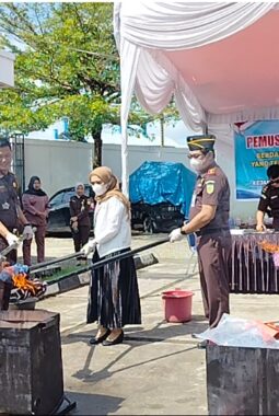 Kejari OKU Selatan Musnahkan Barang Bukti Tindak Kejahatan