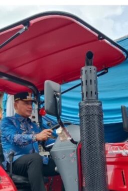 Wali Kota Metro Serahkan Bantuan Alsintan Untuk Pertanian Senilai Rp 9.8 Miliar