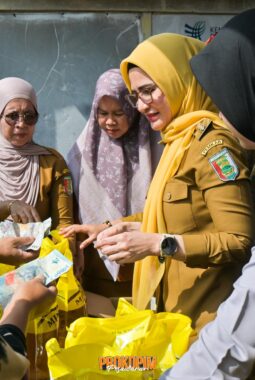 Disperindag Menggelar Pasar Murah Minyak Goreng di Pasar Sukaraja Gedong Tataan