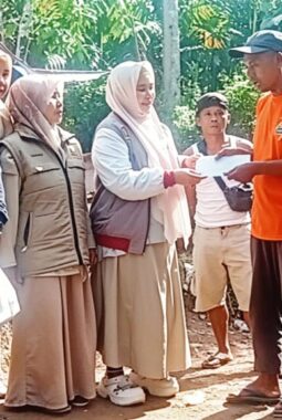 Ketua PMI Provinsi Lampung dan Anggota DPRD Salurkan Bantuan Korban Rumah Roboh di Pesawaran