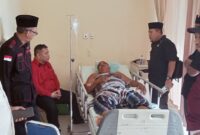 Ketua DPC PDIP Asahan didampingi pengurus DPD saat melihat langsung kondisi Ali di RSU HAMS Kisaran (fhoto dok)