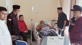 Ketua DPC PDIP Asahan didampingi pengurus DPD saat melihat langsung kondisi Ali di RSU HAMS Kisaran (fhoto dok)