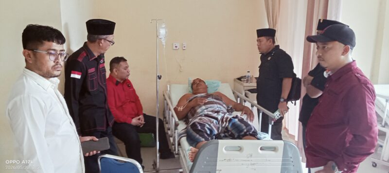 Ketua DPC PDIP Asahan didampingi pengurus DPD saat melihat langsung kondisi Ali di RSU HAMS Kisaran (fhoto dok)
