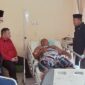 Ketua DPC PDIP Asahan didampingi pengurus DPD saat melihat langsung kondisi Ali di RSU HAMS Kisaran (fhoto dok)