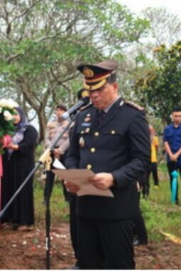 Kapolda Lampung Hadiri Pemakaman Bripka Anumerta Arya Supena di Kota Metro
