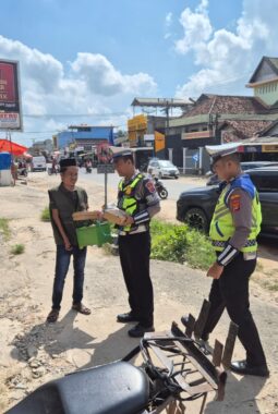 Satlantas Polres Mesuji Gelar Bhakti Sosial Bagikan 20 Paket Nasi Kotak Kepada Pengendara dan Petugas Parkir