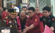 Mantan Kepala BGN Dadan Hindayana, Usai Diperiksa Jampidsus Kejagung Keluar Menuju Mobil Tahanan
