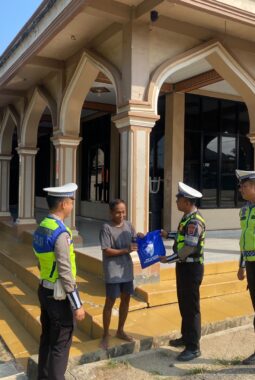 Wujud Kepedulian Lewat Tasi Berkah, Sat Lantas Polres Mesuji Bagikan Beras Bagi Warga Kurang Mampu