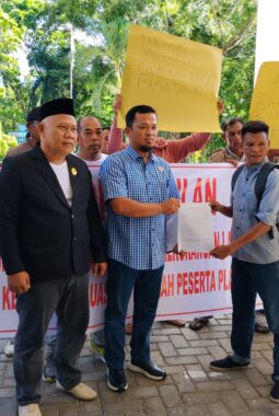 Puluhan Warga Kubangan Tompek Geruduk DPRD dan Kantor Bupati Madina, Tuntut Keadilan Lahan Sawit Pribadi yang Dijadikan Plasma