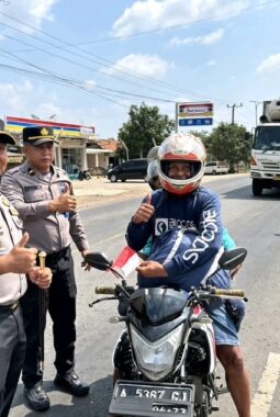 Kobarkan Nasionalisme, AKBP Muhammad Firdaus Pimpin Pembagian Bendera Merah Putih di Mesuji