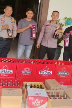 Polisi Sita 321 Botol Miras Ilegal di Wonosalam Jombang