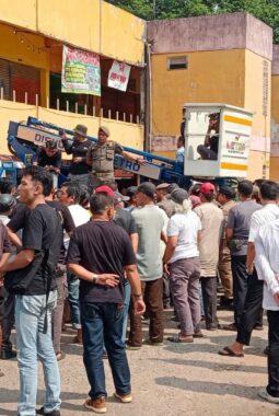 Spanduk Pengosongan dan Pembongkaran Shopping Center Metro Picu Kericuhan Pedagang